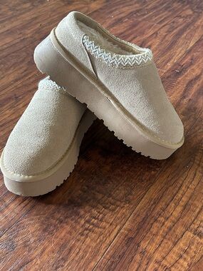 Cushionare Genuine Suede Mule Clogs in Beige